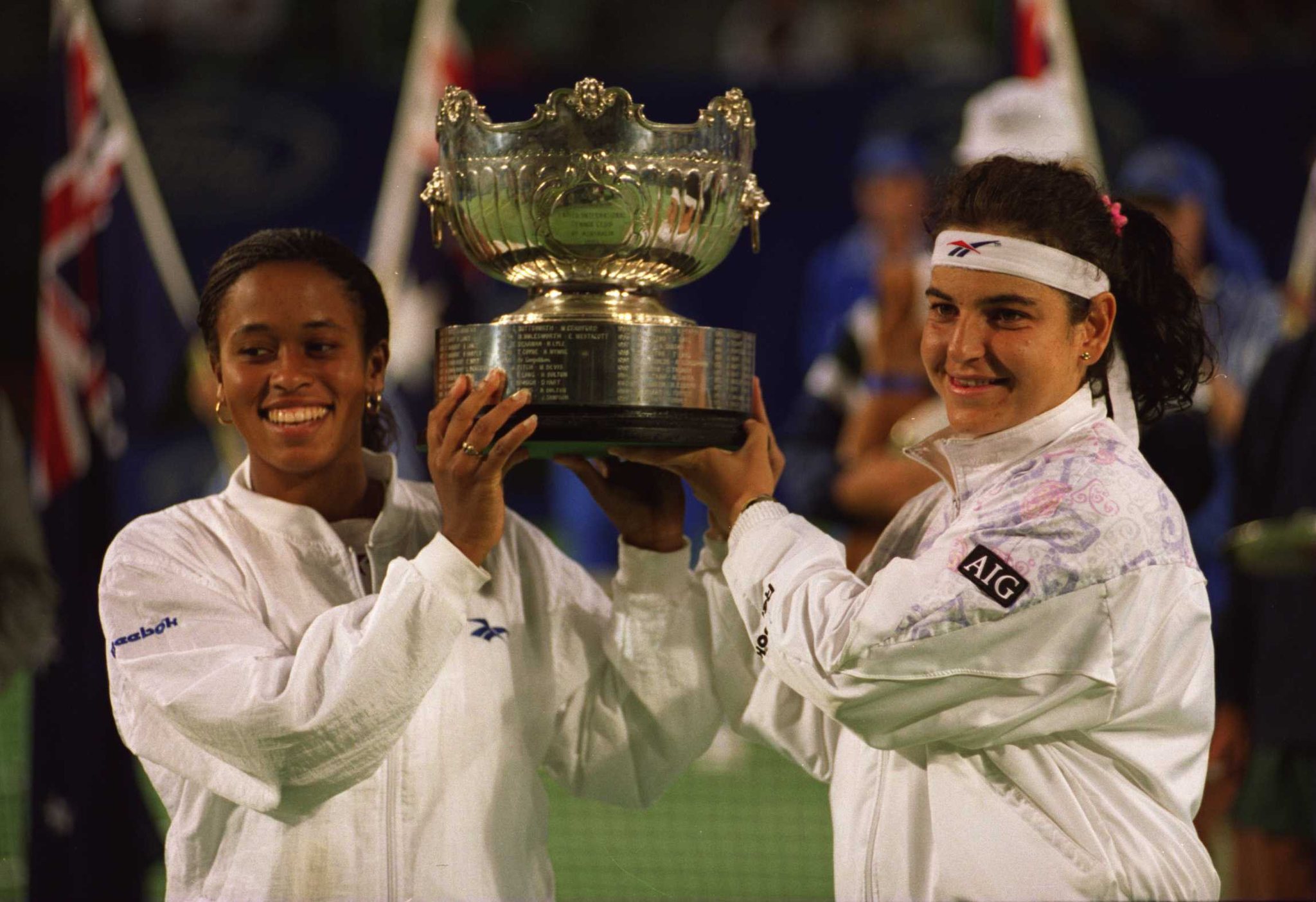 Arantxa Snchez Vicario levanta el trofeo de dobles femeninos de 1996 junto a su compaera Chanda Rubin.