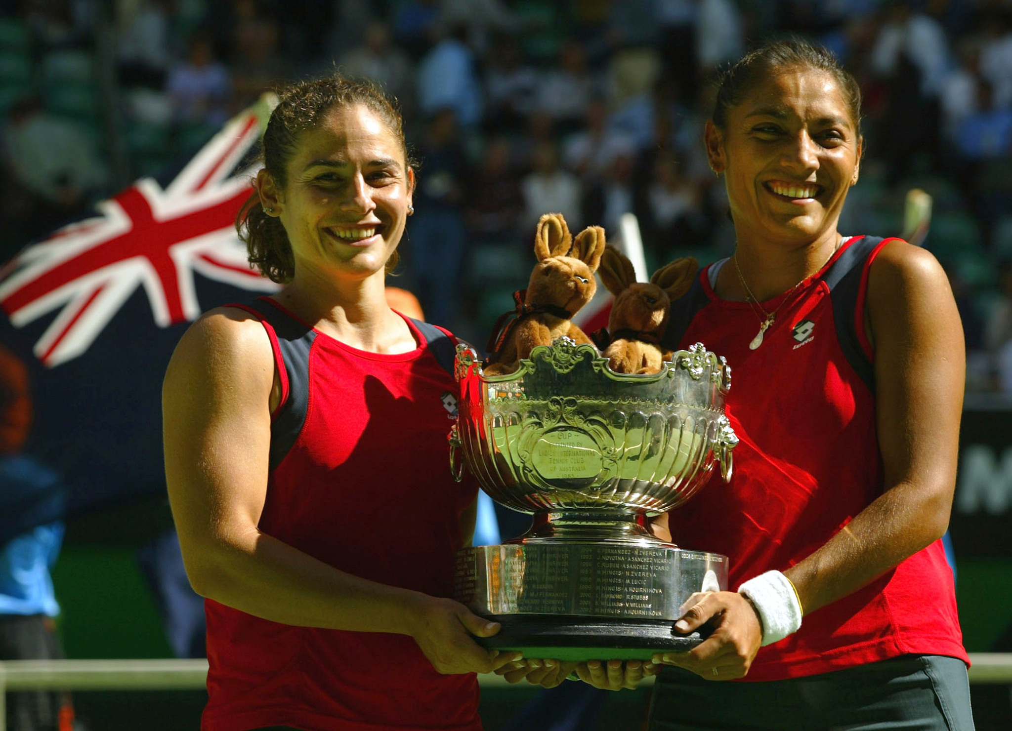 Vivi Ruano y Paola Surez con el trofeo de dobles del Open de Australia.