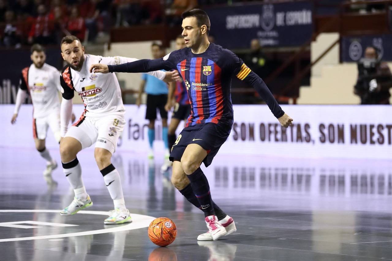 Sergio Lozano controla el baln ante Rafa Santos