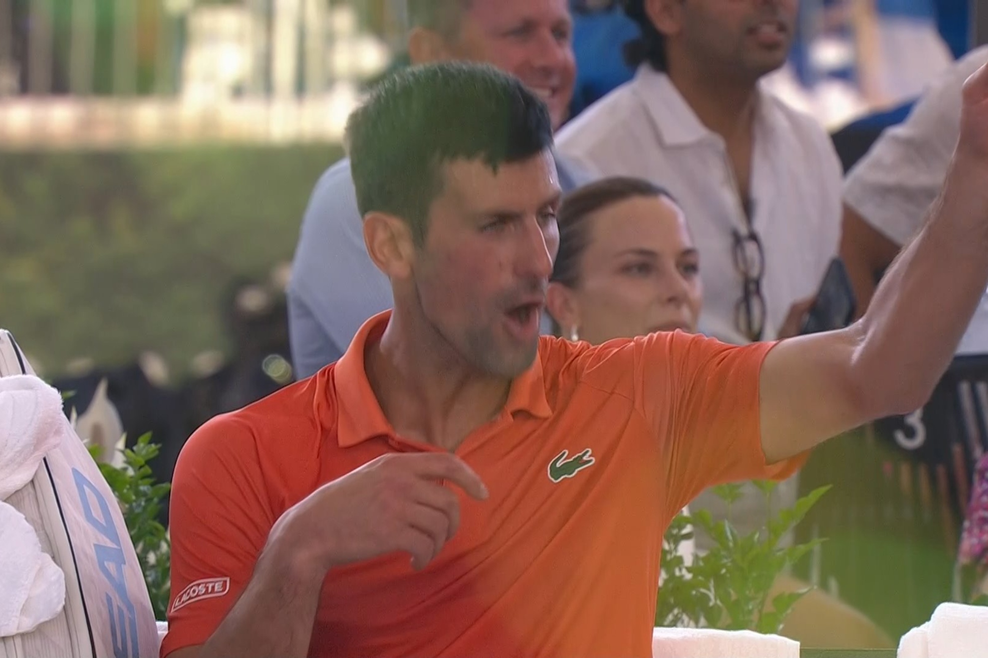 Djokovic explota en pleno partido y echa a su hermano de la pista: "Fuera!"