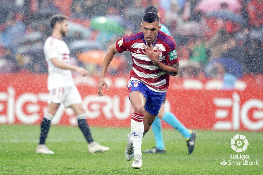 Uzuni, el Pichichi de Segunda, celebra el gol del triunfo bajo la lluvia