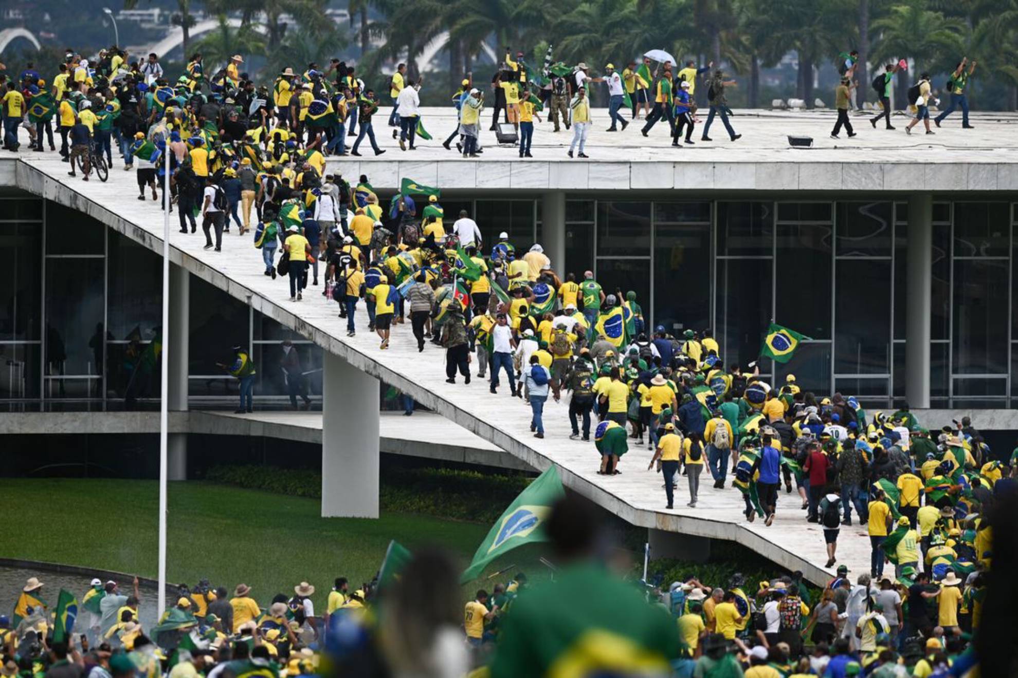 Miles de seguidores de Bolsonaro asaltan el Congreso, el Palacio y la Corte Suprema de Brasil