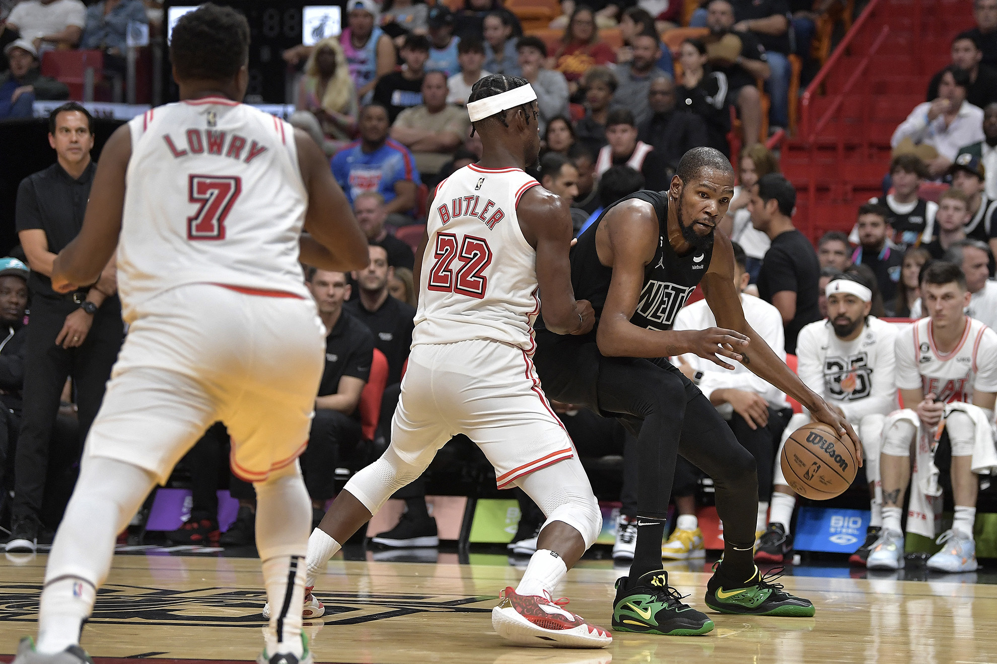 Kevin Durant se lesiona en el juego entre Nets y Heat. Reuters