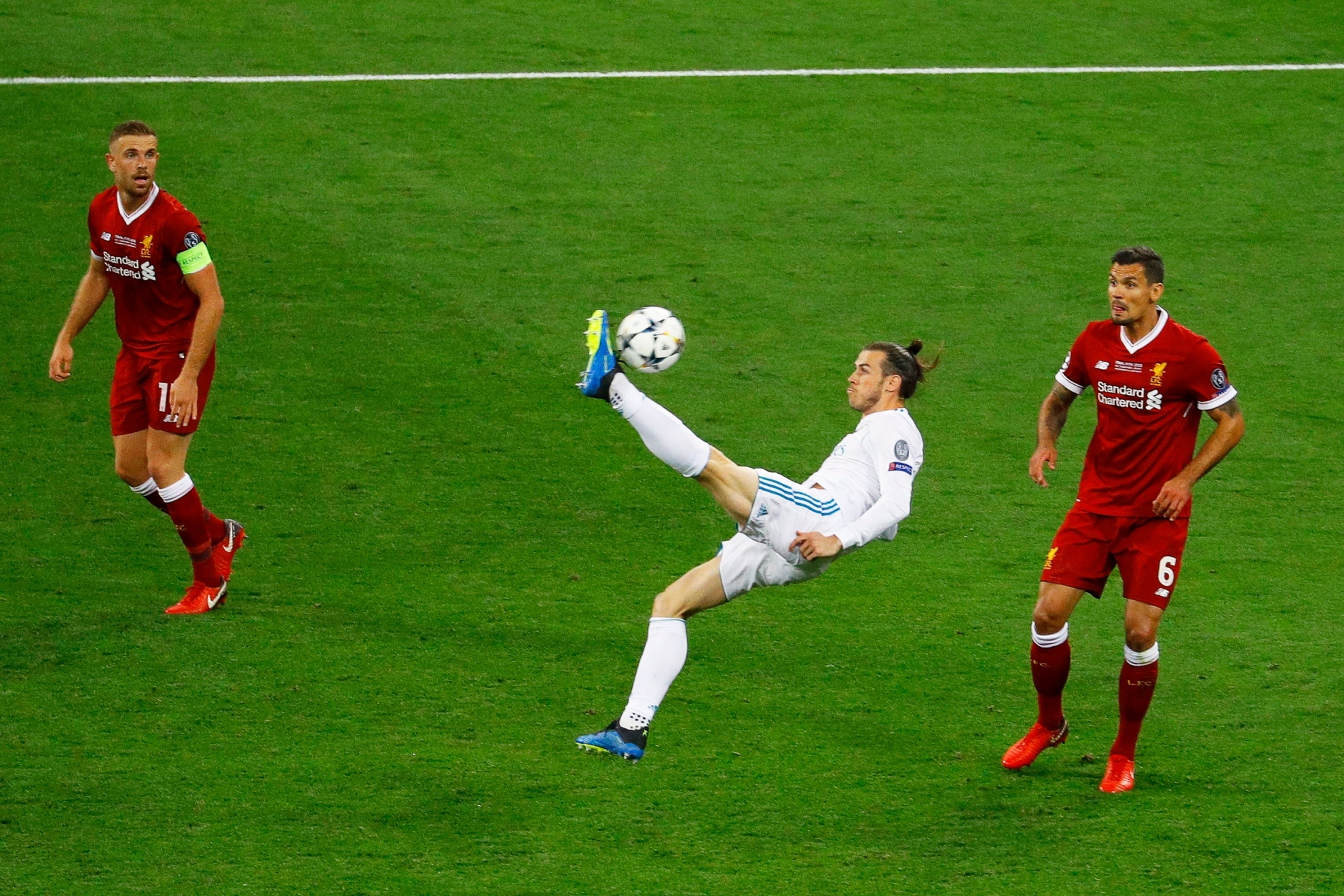 Gareth Bale scores in the 2018 Champions League final against Liverpool