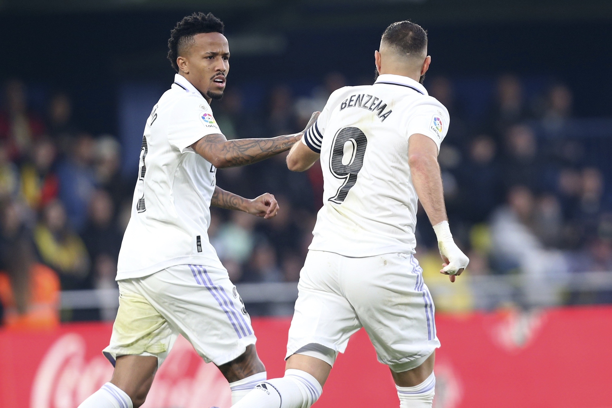 Benzema y Militao celebran un gol del Real Madrid