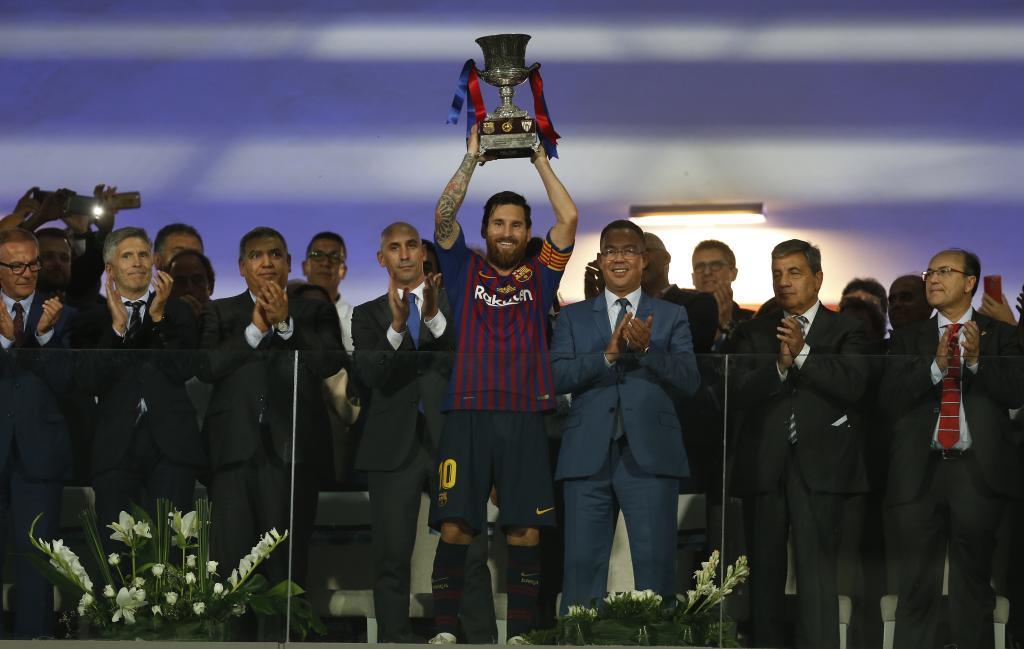 Messi alza la Supercopa de Espaa de 208 disputada en Marruecos.