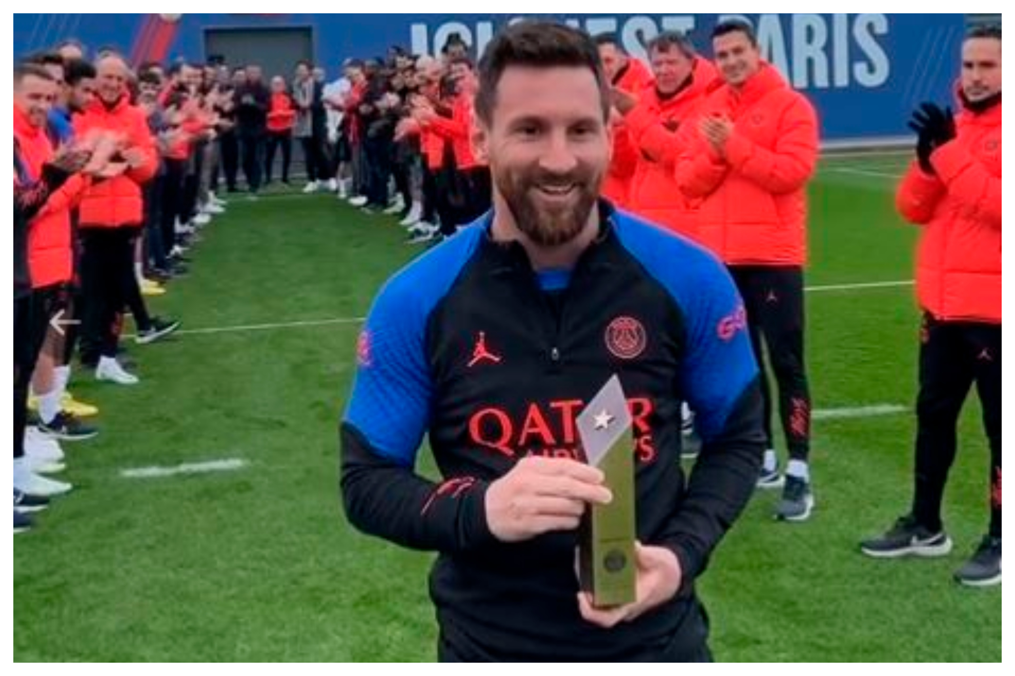 Messi, en el homenaje que le hizo el PSG a su llegada tras ser campeón del mundo.