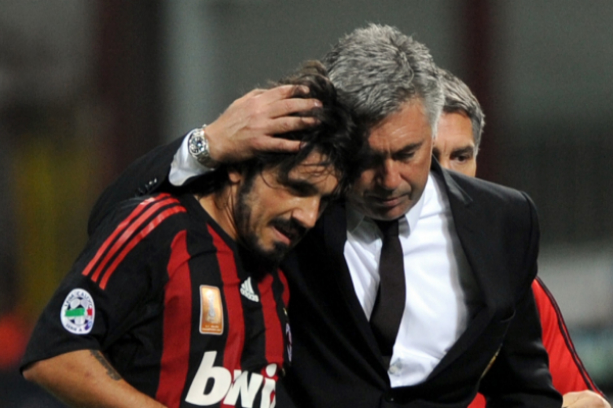 Ancellotti consuela a Gattuso tras un partido del Milan.