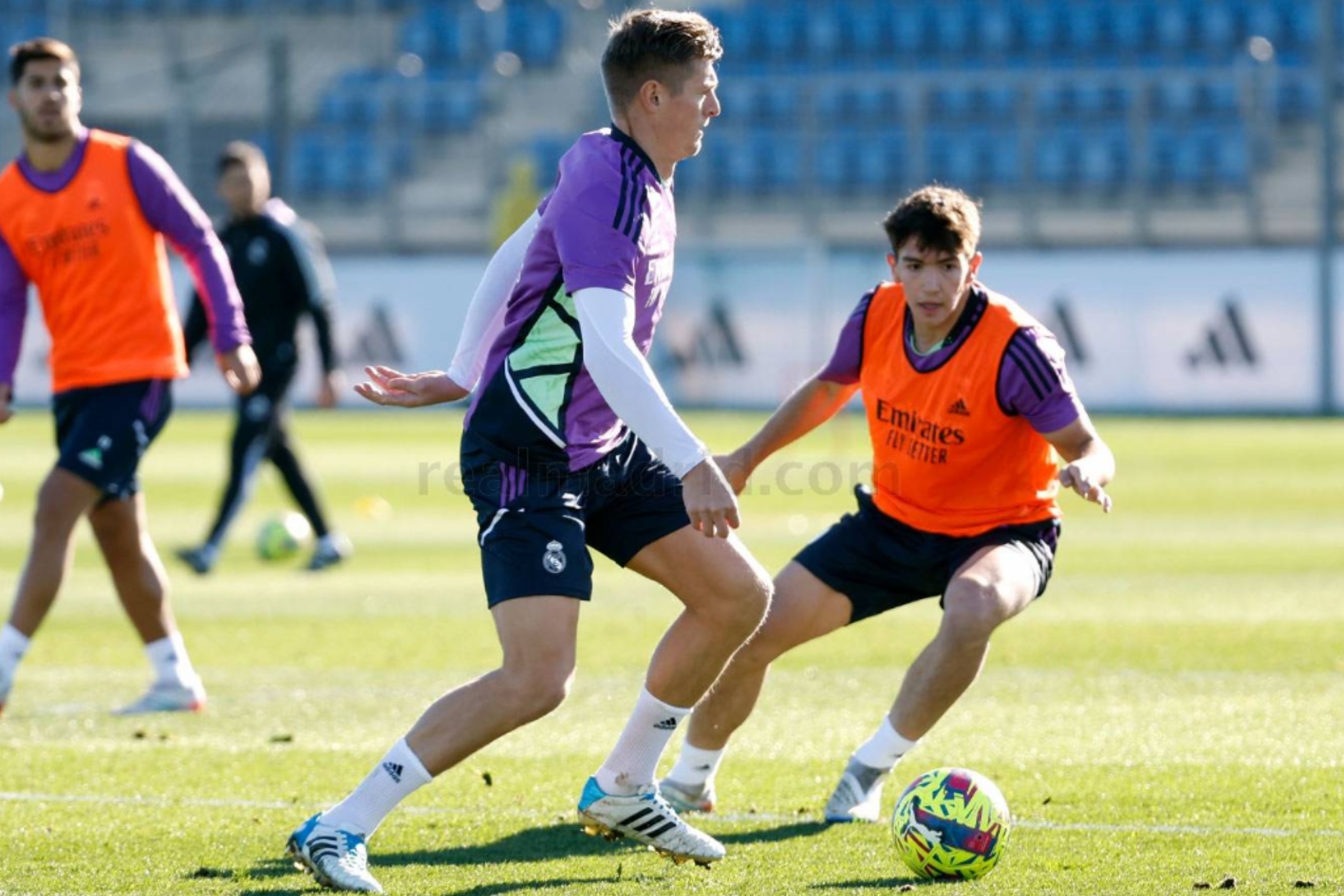 Mario Martn, junto a Kroos en un entrenamiento del Real Madrid.