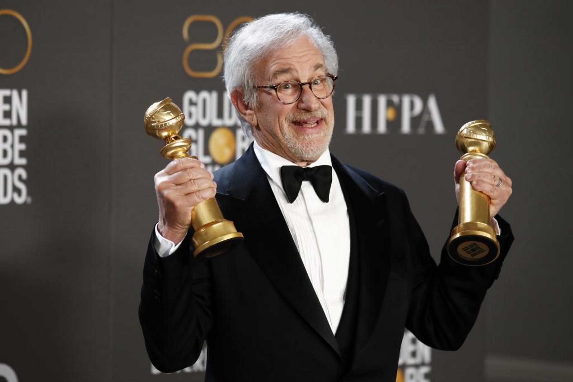 Steven Spielberg posa con sus premios en los Globos de Oro 2023.