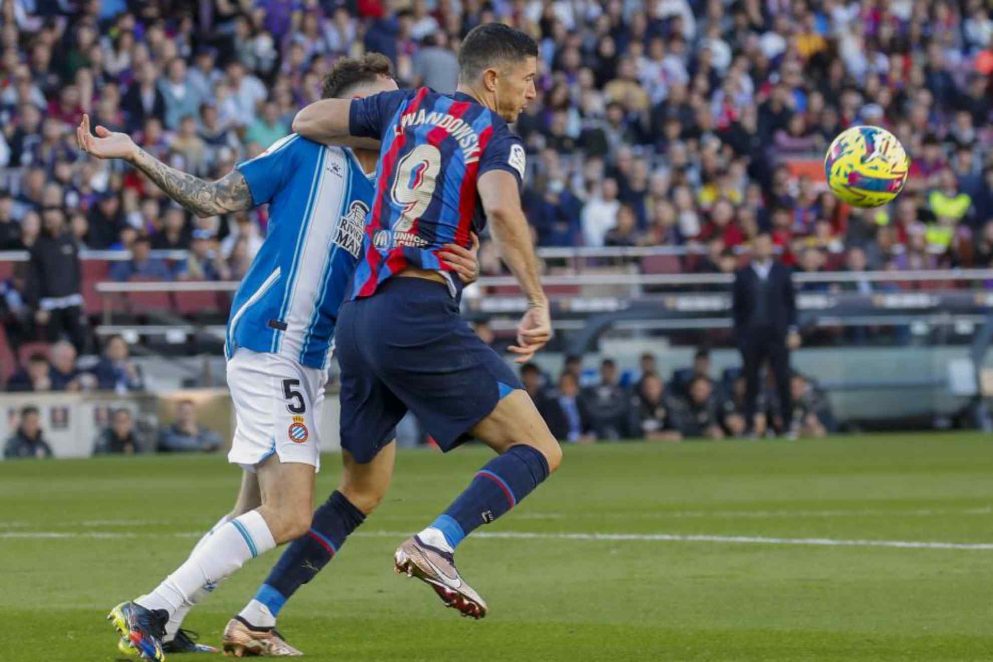 Robert Lewandowski y Fernando Calero, en el ltimo Barcelona-Espanyol disputado en el Camp Nou.