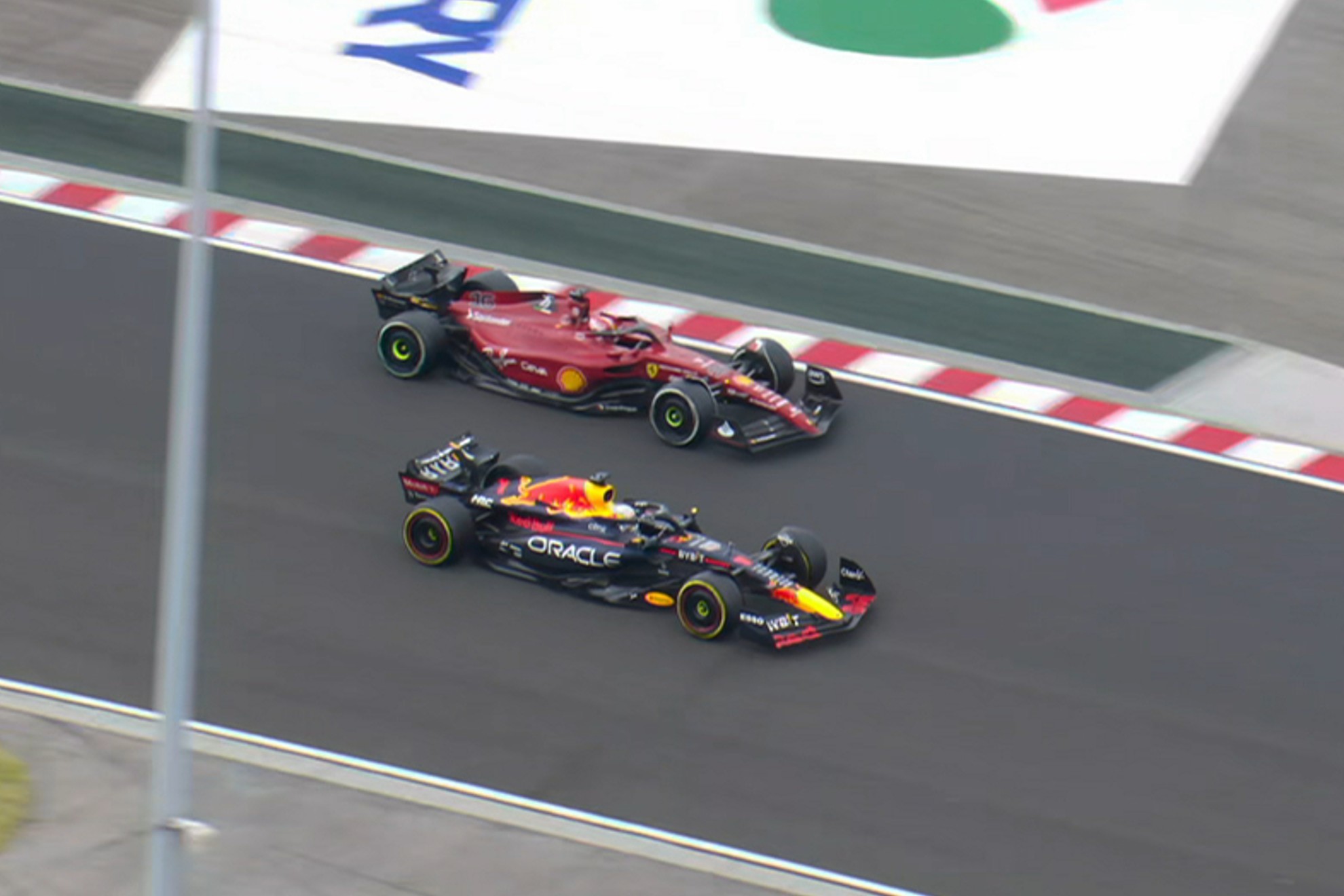 Verstappen adelanta a Leclerc, en el GP de Hungra 2023.