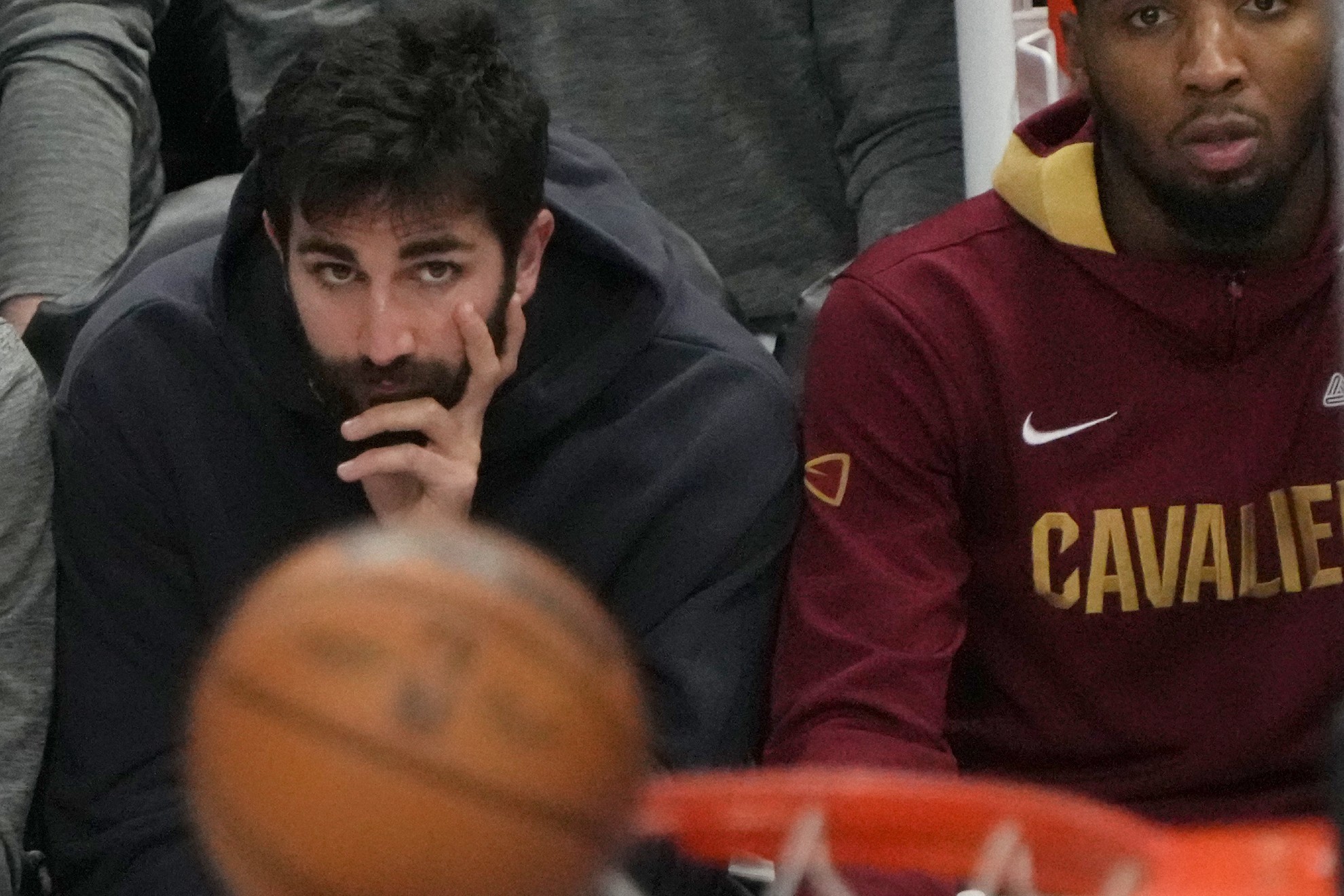 Ricky Rubio observa desde el banquillo un partido de los Cavaliers.