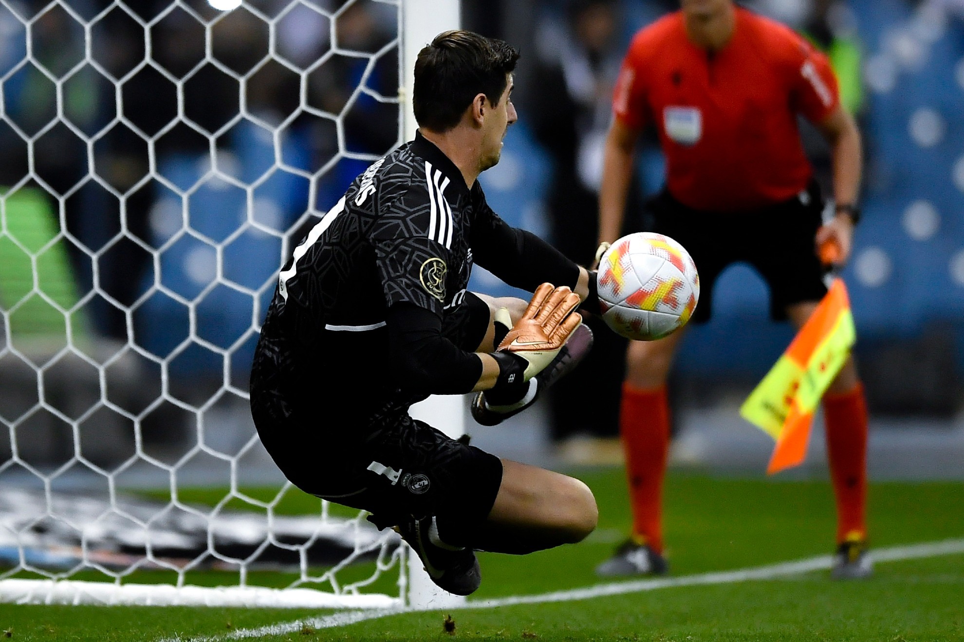 Courtois detiene el penalti de Gayá para dar al Madrid el pase a la final de la Supercopa de España