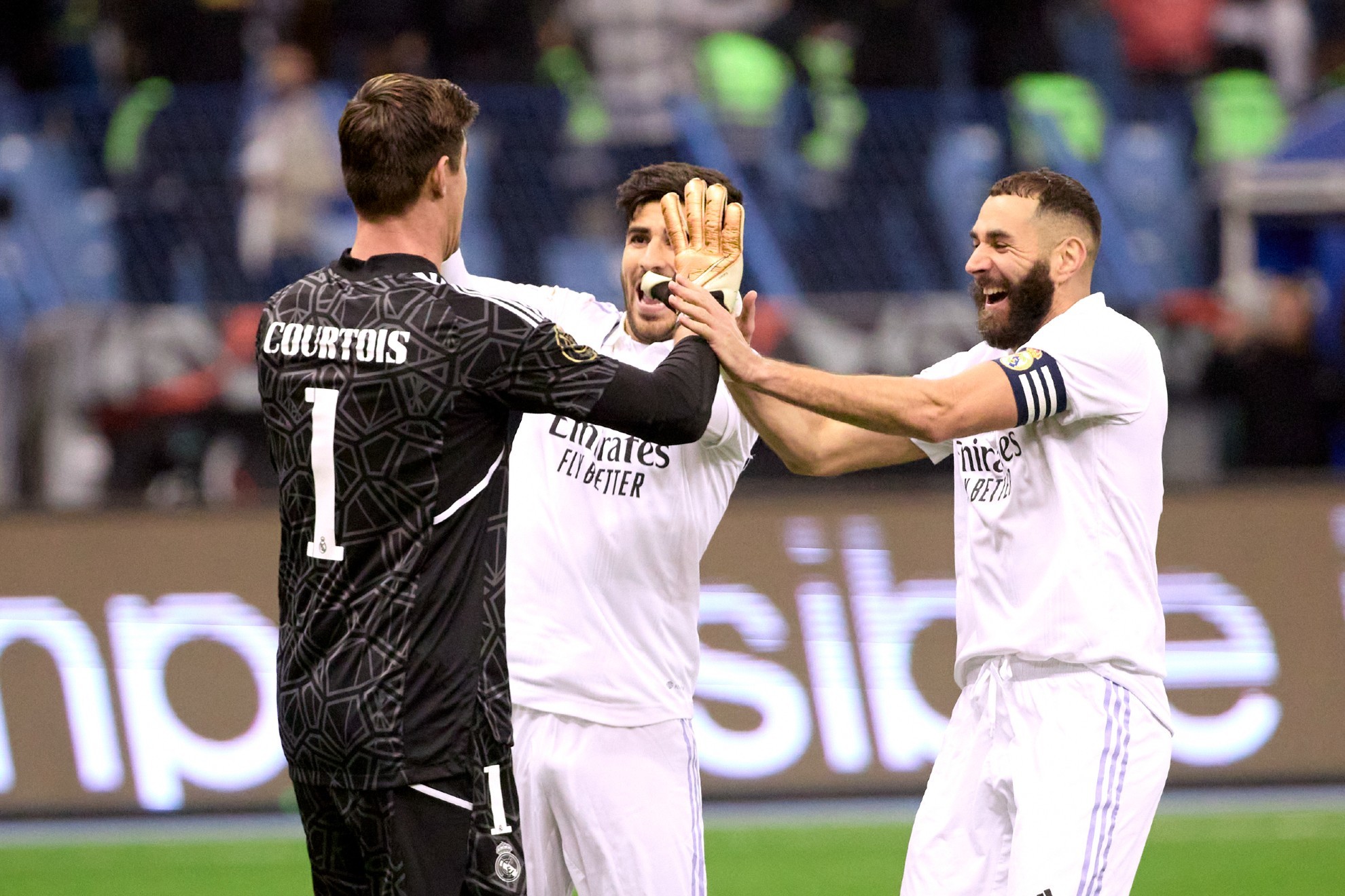 Courtois, Asensio y Benzema celebran el pase a la final de la Supercopa