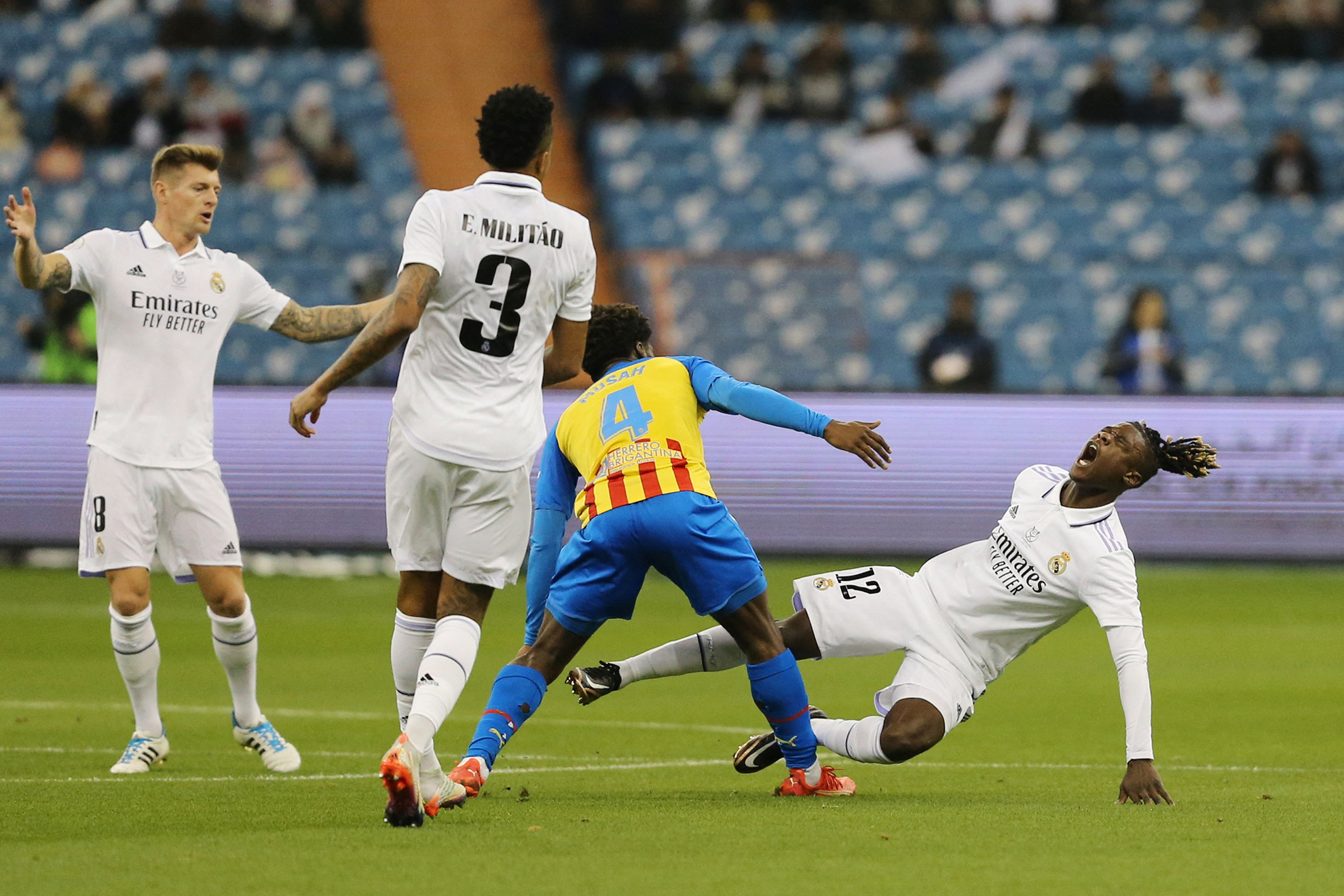 Camavinga sufre una falta ante el Valencia | Reuters