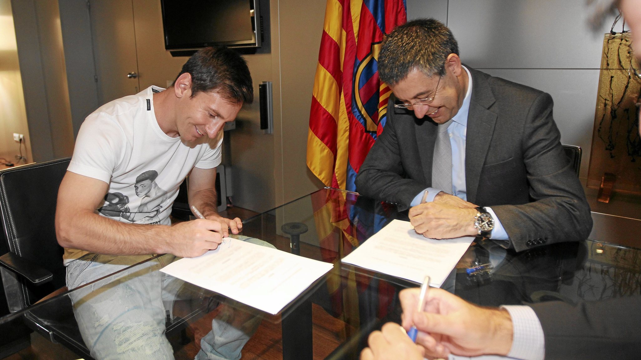 Messi y Bartomeu, en una renovacin del futbolista.
