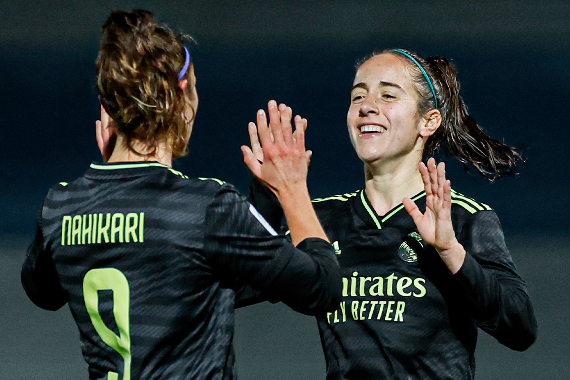 Nahikari García y Maite Oroz se saludan para celebrar un gol / Real Madrid