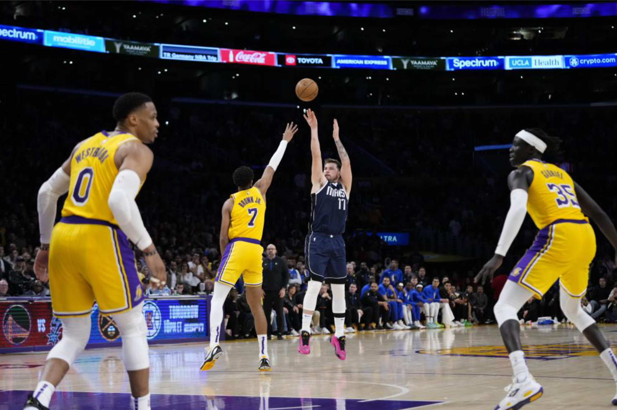 Luka Doncic fuerza la prrroga ante Lakers con un triple marca de la casa