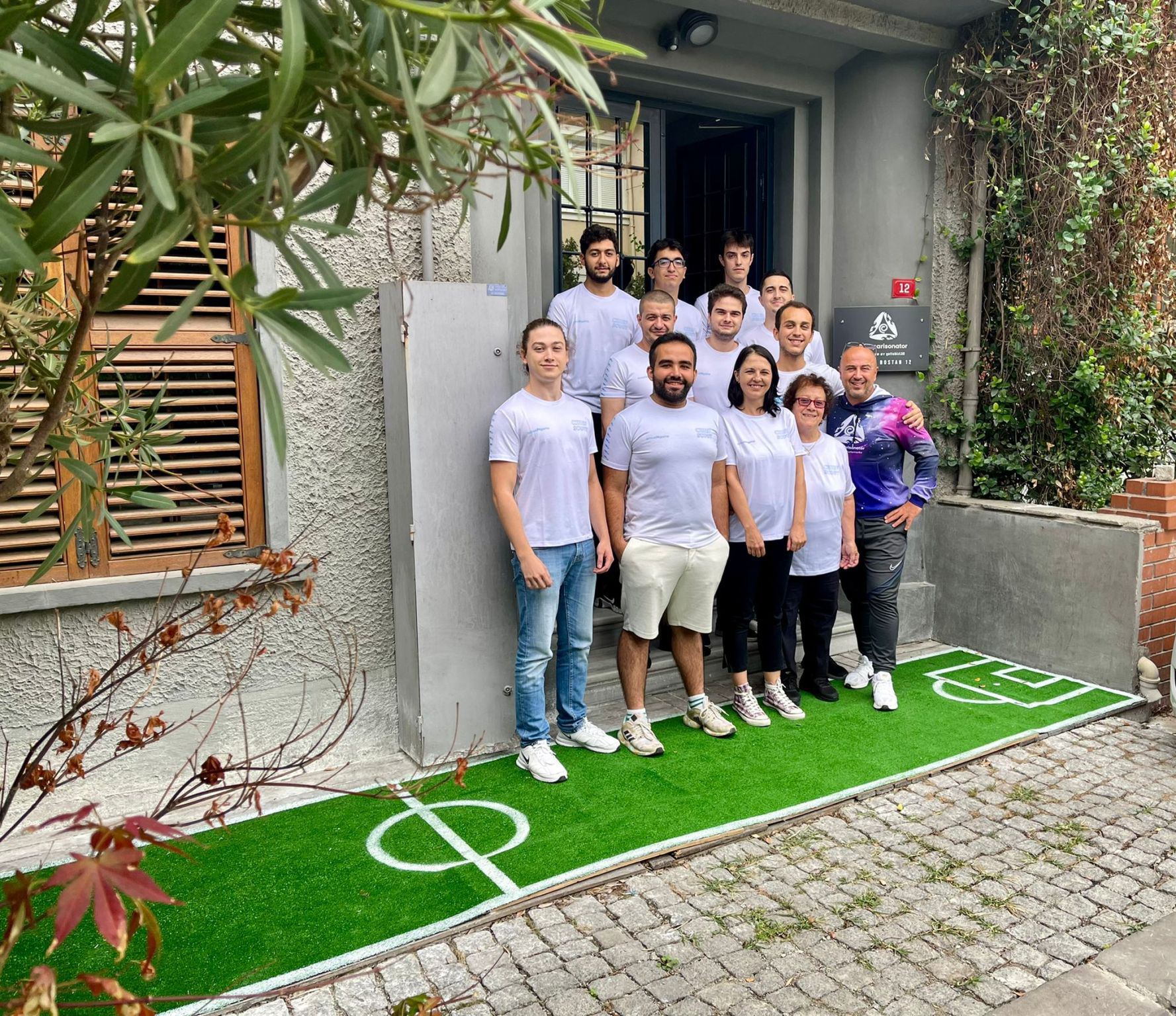 Los trabajadores de Comparisonator, con Batgun a la cabeza