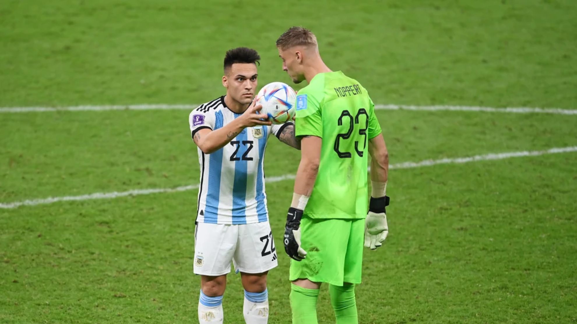 Lautaro Martínez y Andries Noppert antes del penalti que dio el pase a Argentna a loos cuartos de final.