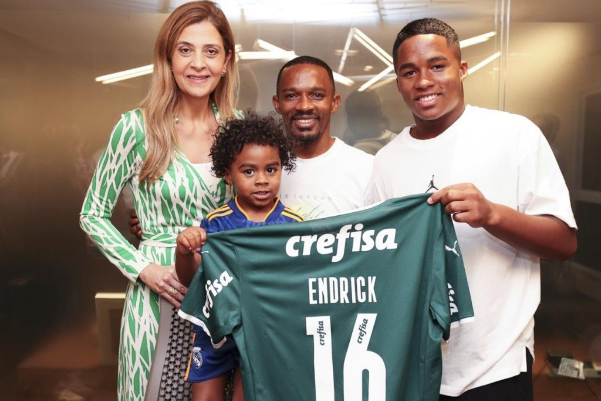 Endrick posa con su familia y la camiseta del Palmeiras.