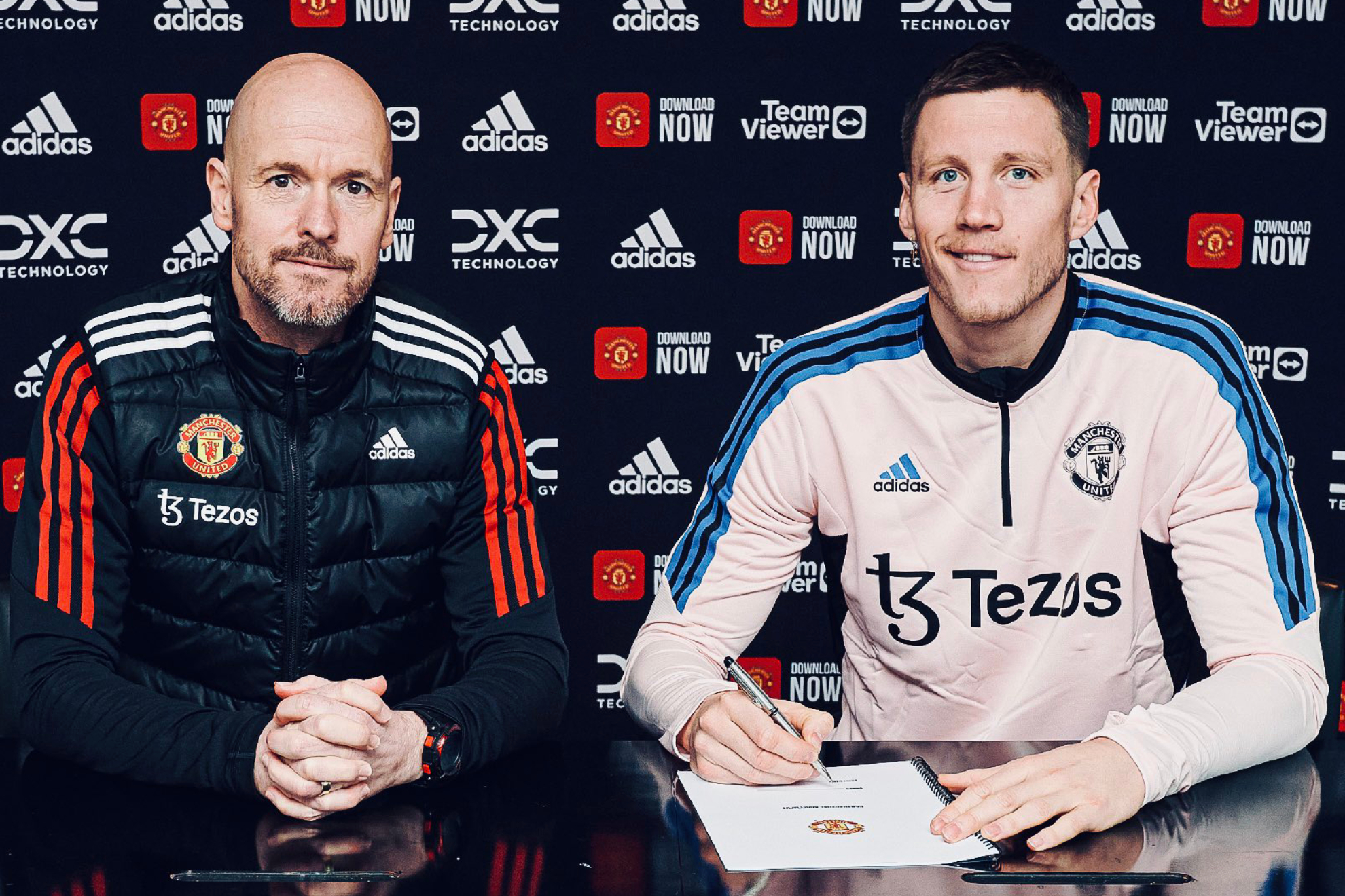Erik ten Hag y Wout Weghorst en su firma de contrato con el United |...