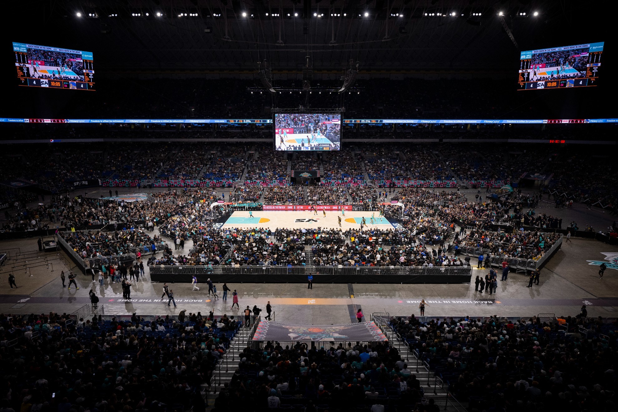 Aspecto del colosal Alamodome durante la disputa del Spurs-Warriors.