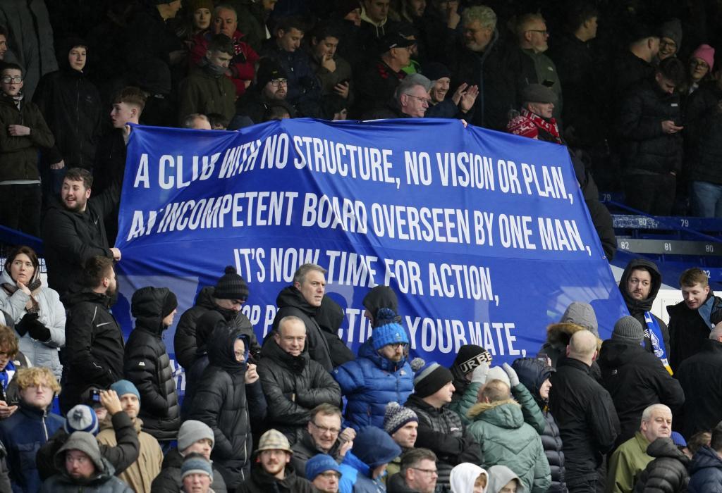 Pancarta criticando la gestin del Everton