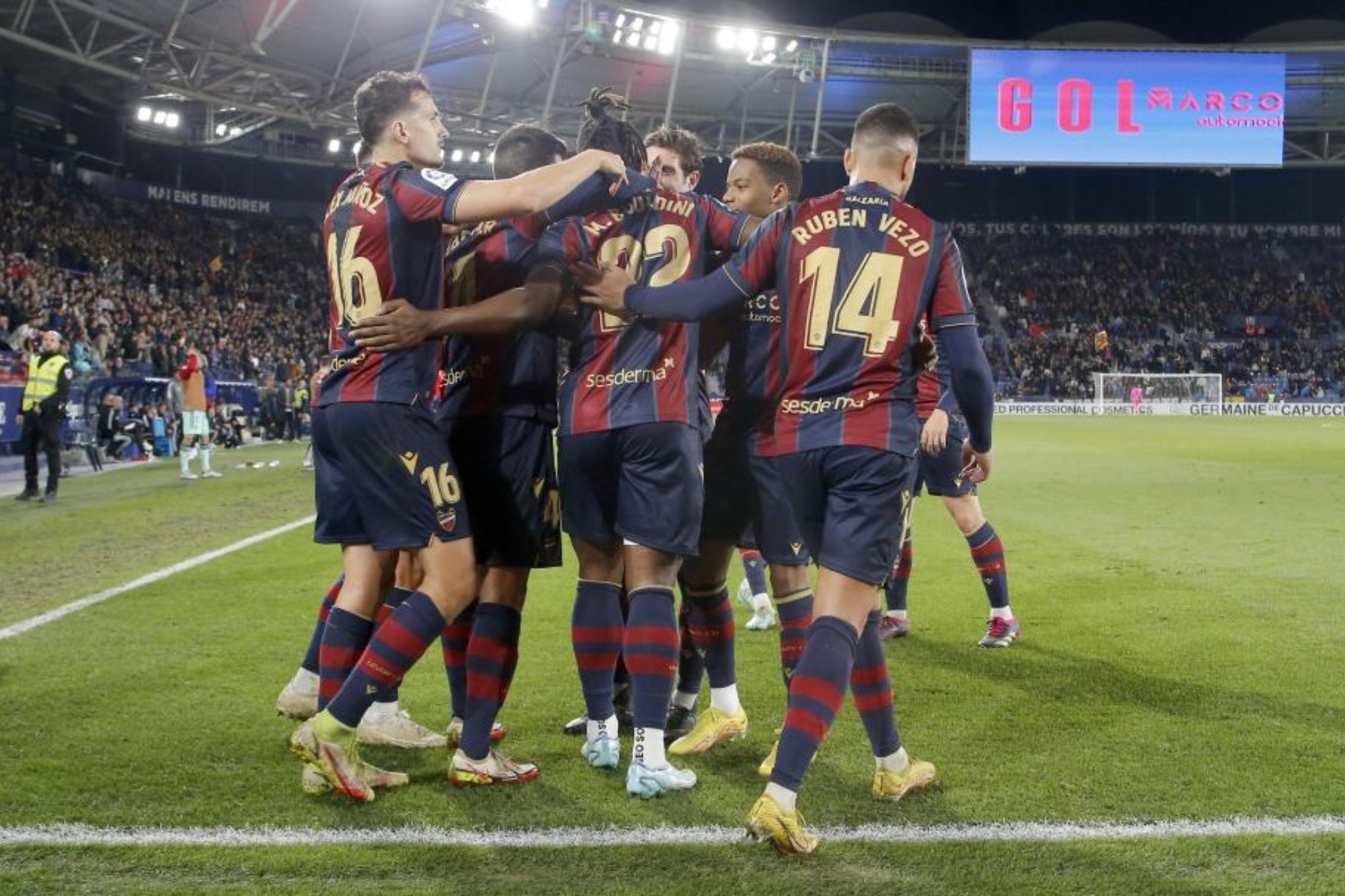 Los jugadores del Levante abrazan a Bouldini tras marcar el gol al Granada.