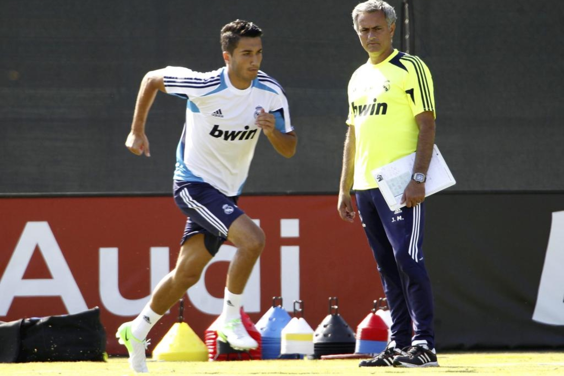 Sahin se ejercita ante a mirada de Mourinho en la pretemporada 2012-13