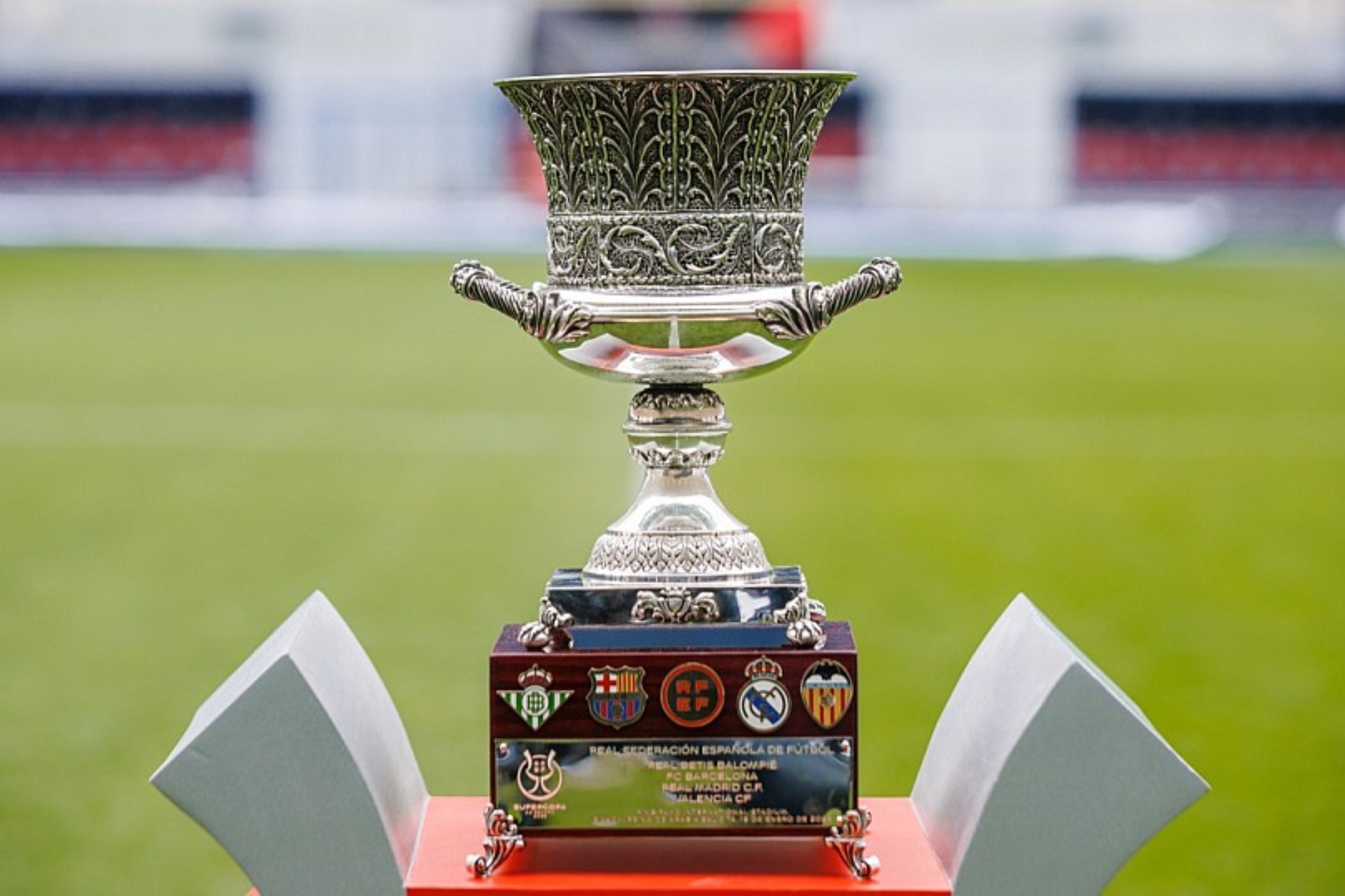 Trofeo de la actual edición de la Supercopa.