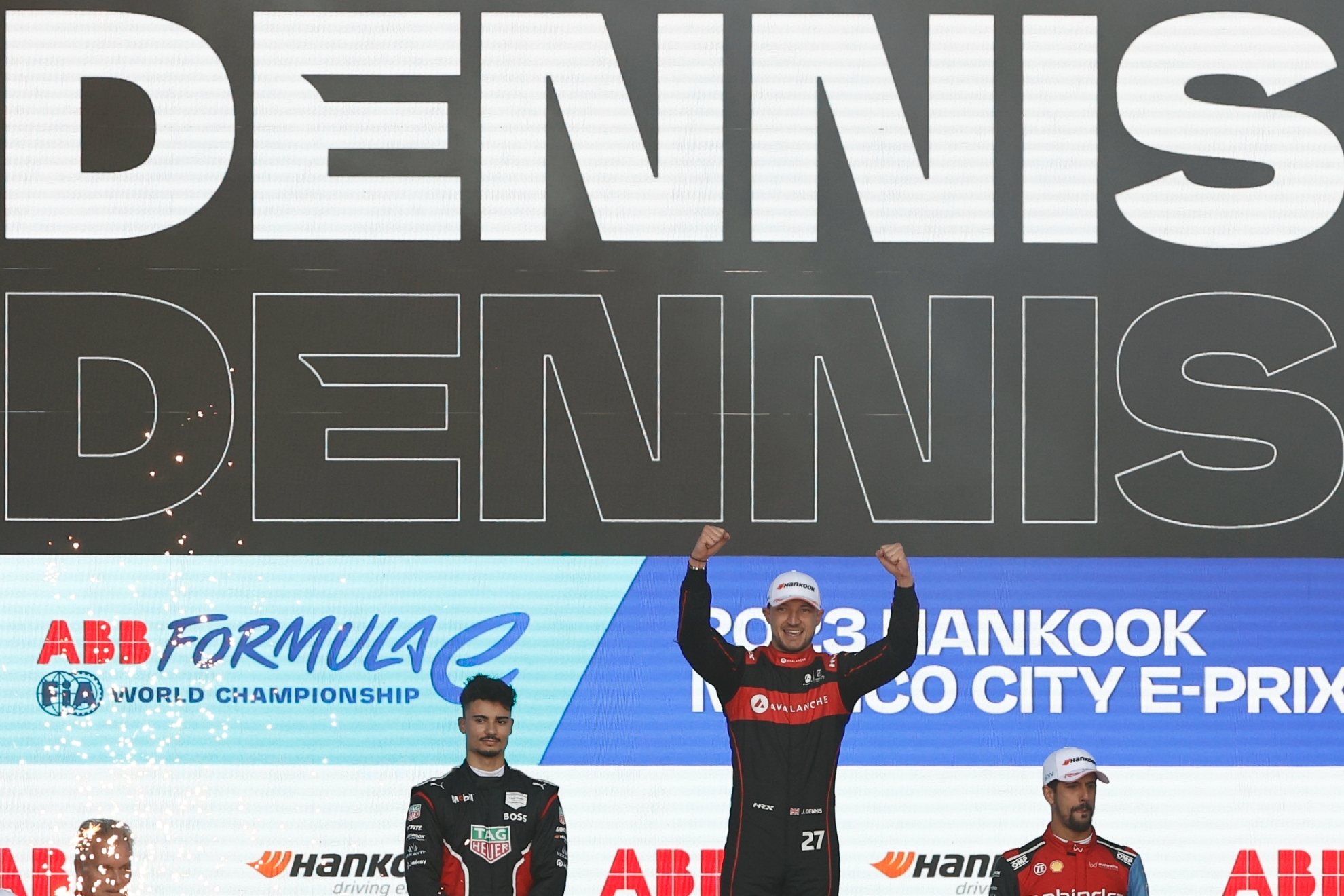 El británico Jake Dennis, de Avalanche-Andretti Formula E, celebra en el podio su victoria en México.