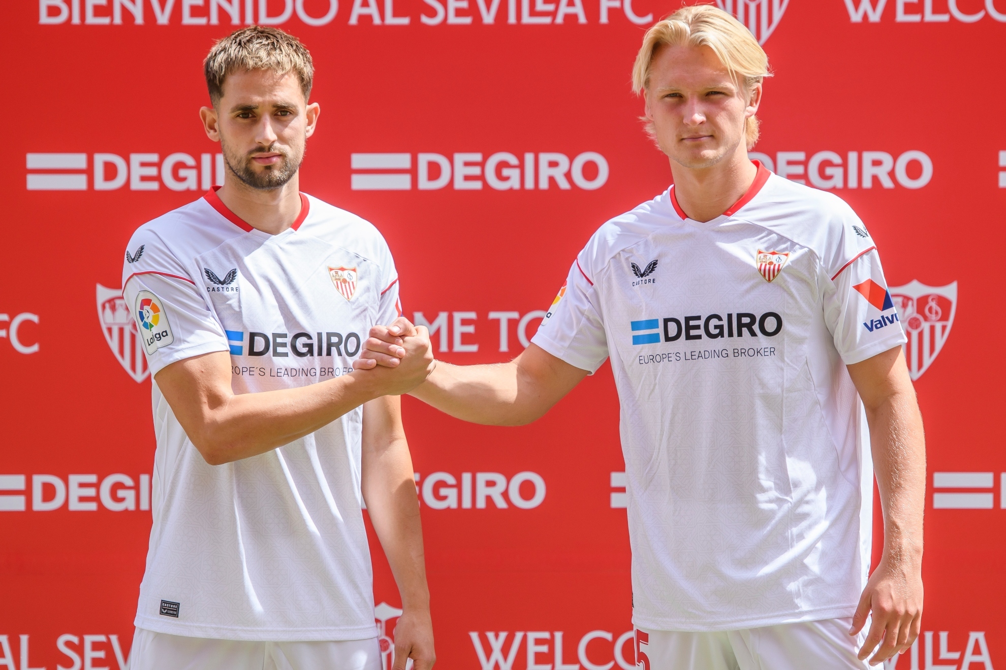 Januzaj (D) y Dolberg, en su presentacin como jugadores del Sevilla. | EFE