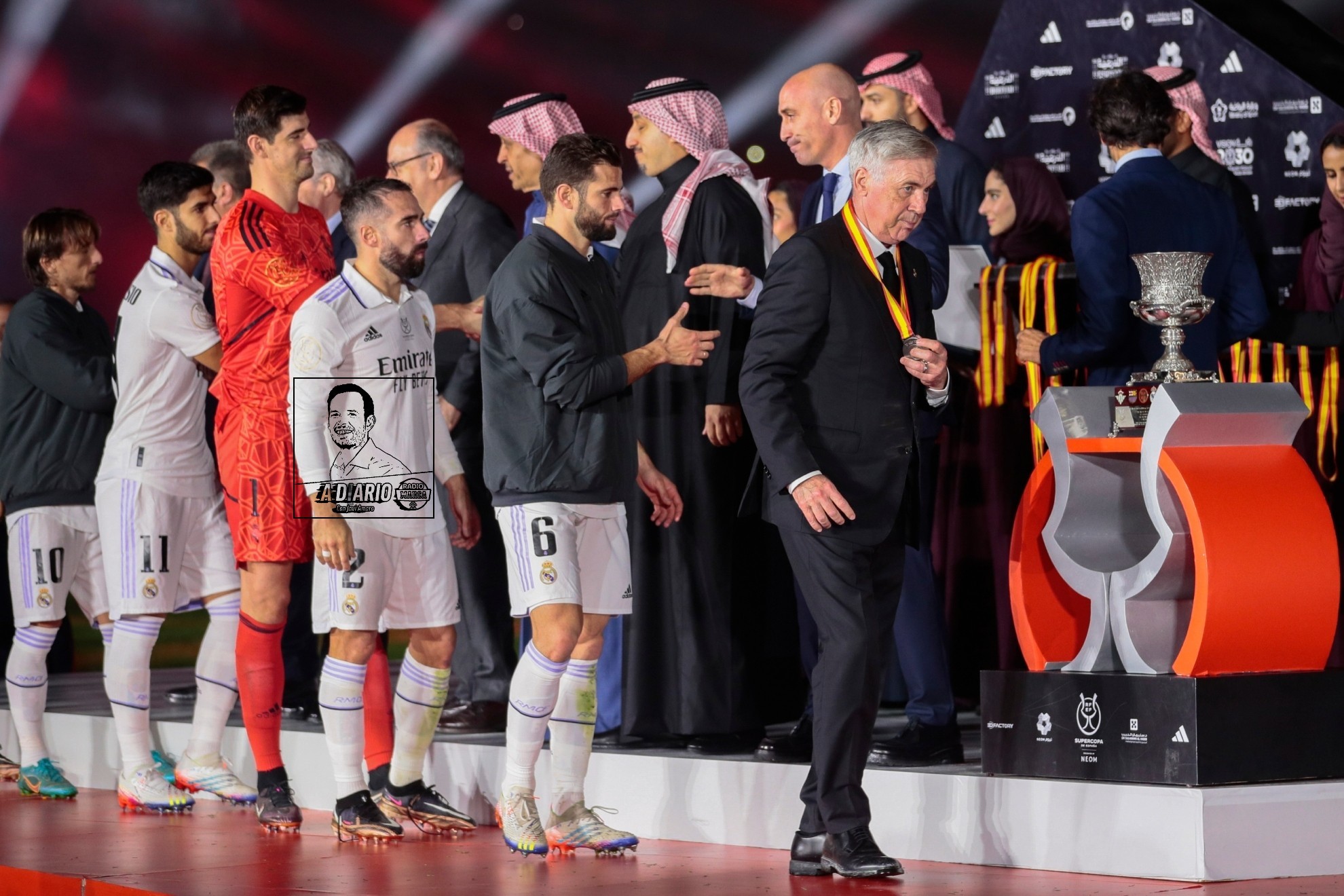 Los jugadores del Madrid y Ancelotti recogen la medalla de subcampeones de la Supercopa.