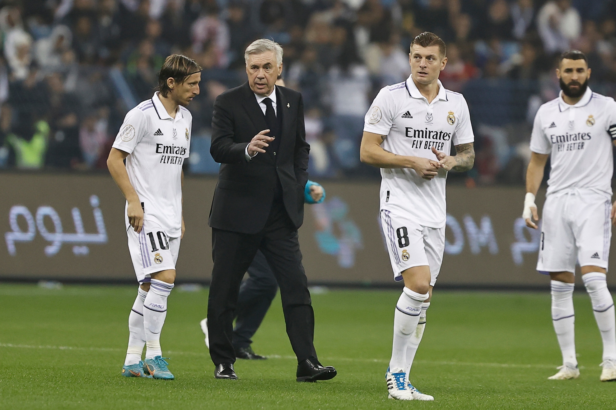 Ancelotti conversa con Modric durante la final de la Supercopa.