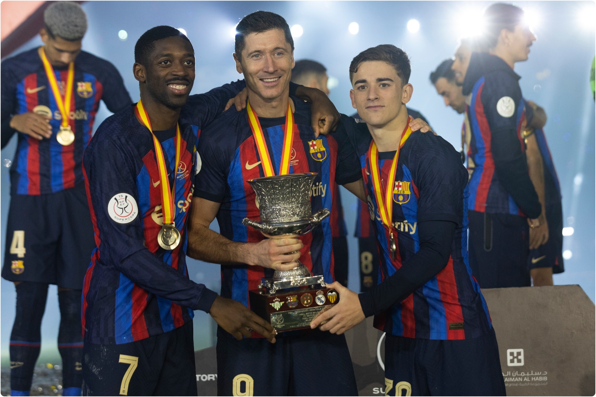 Dembelé, Lewandowski y Gavi posan con la Supercopa.