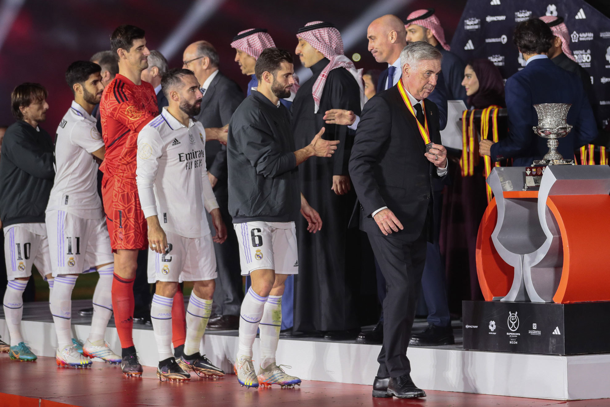 El Madrid, encabezado por Carlo Ancelotti, recoge la medalla de subcampen.