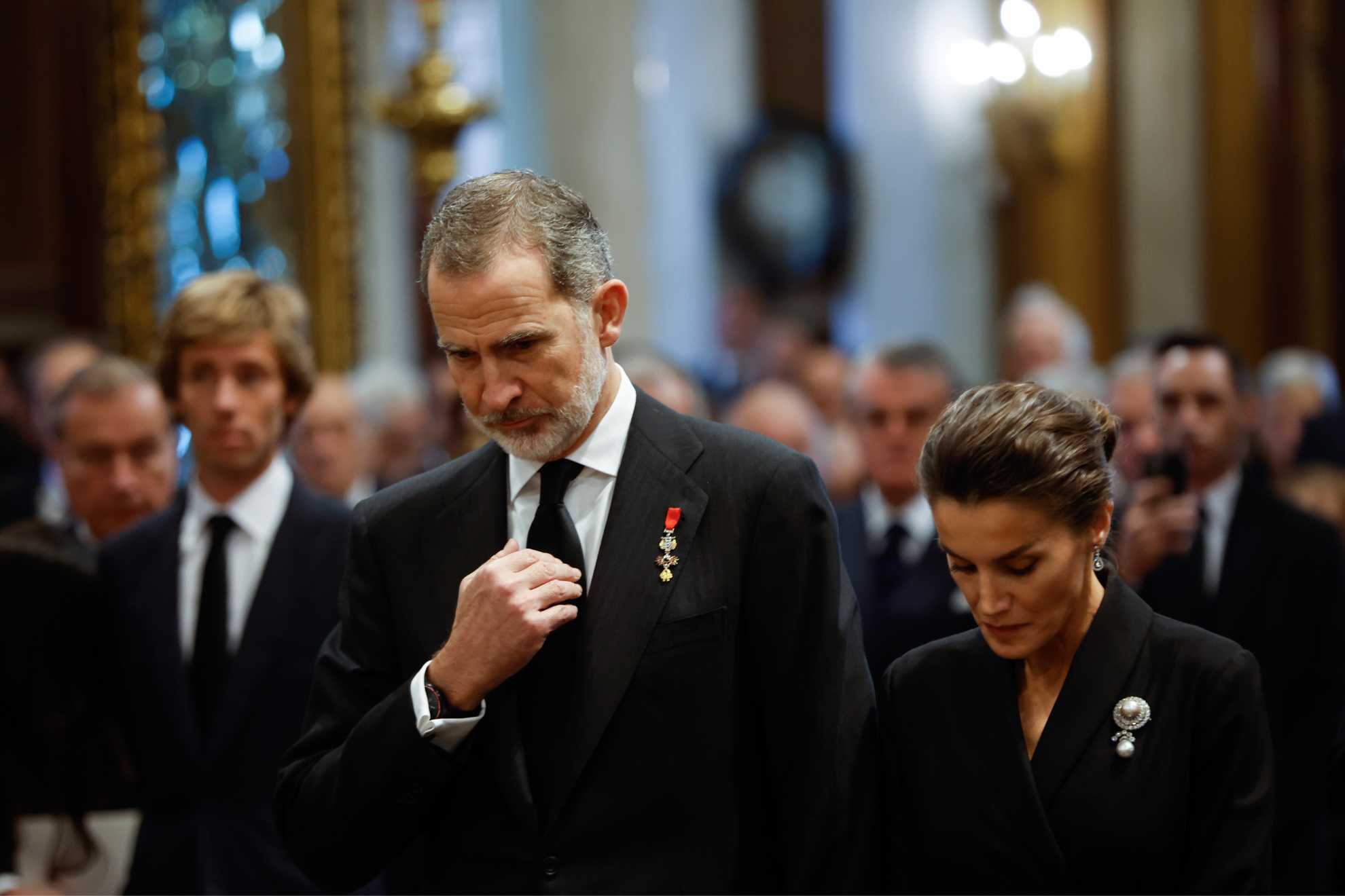 El rey Felipe VI de España y la reina Letizia, durante el funeral.