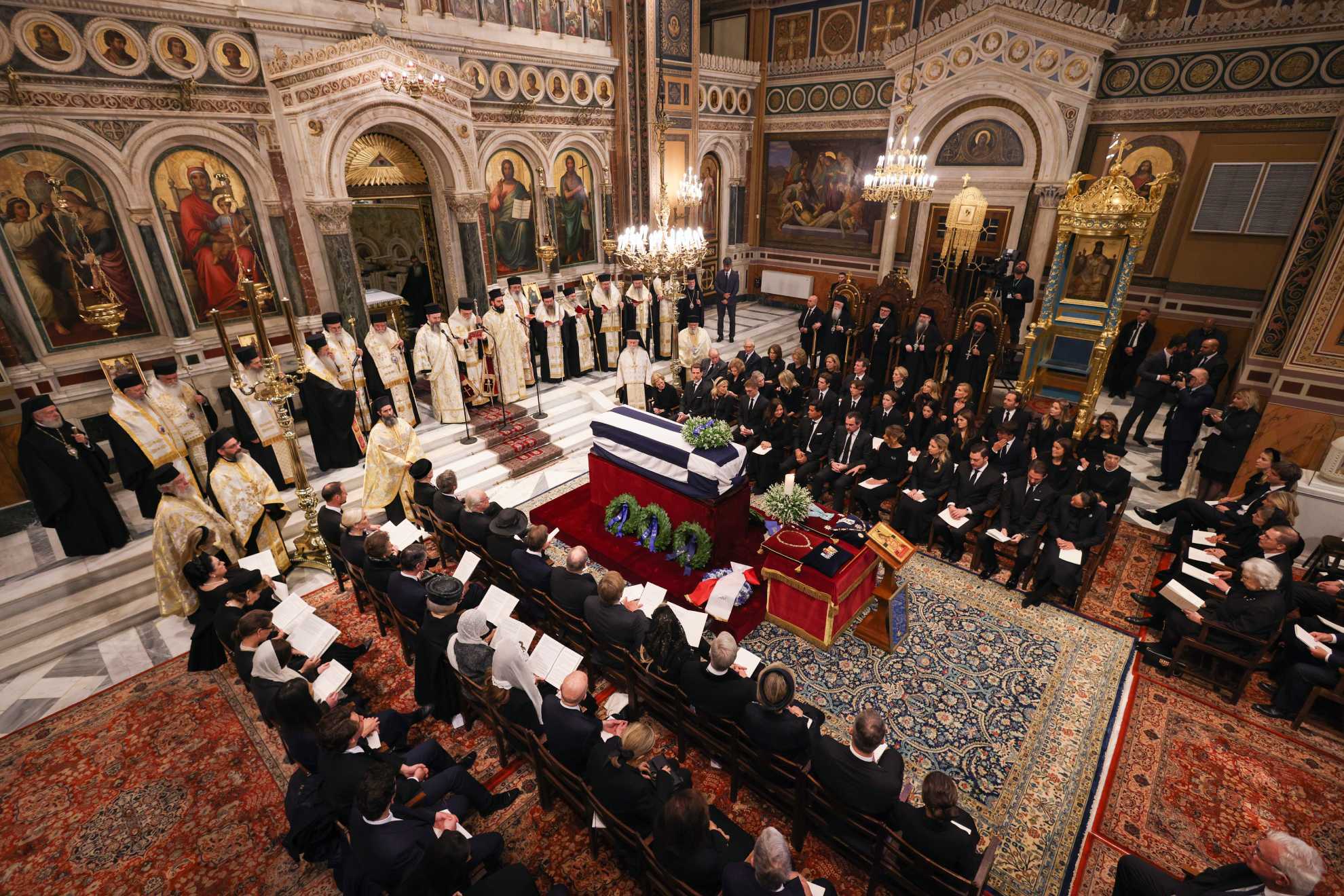 Vista general de los familiares y otros invitados que asistieron al funeral del ex rey Constantino II.