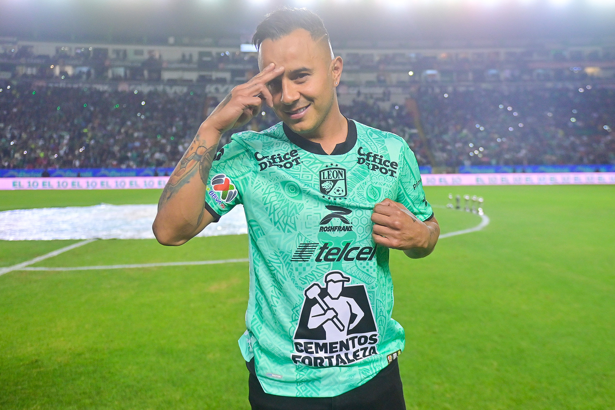 Luis Montes recibió un emotivo homenaje en el Nou Camp. | Imago7