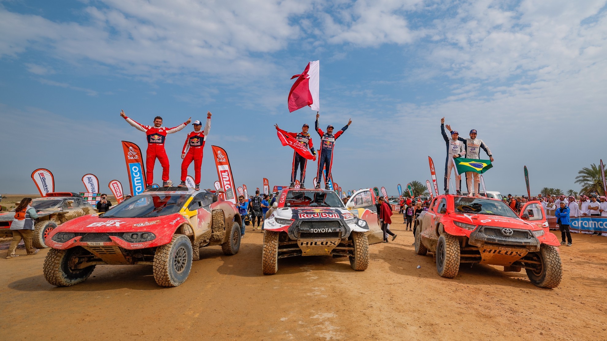 Los tres primeros clasificados del Dakar 2023 en coches en la meta de la ltima especial.
