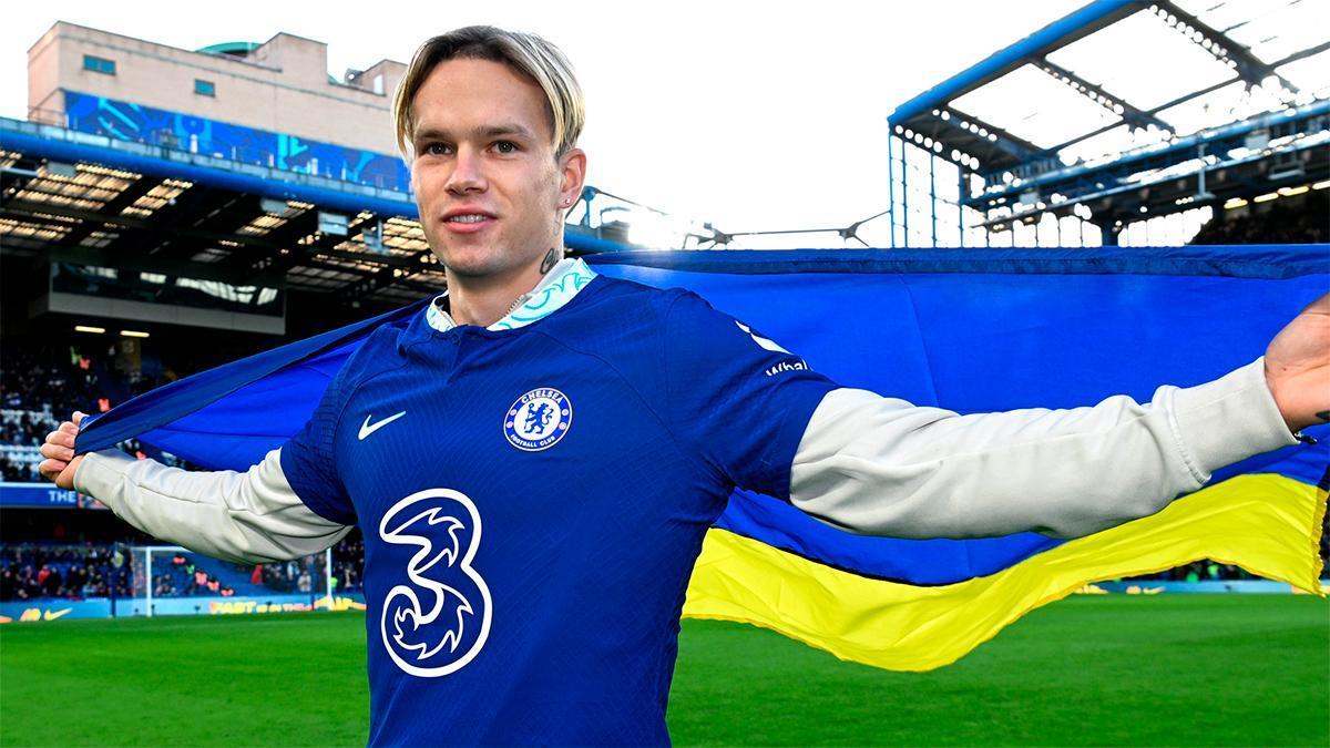 Mudryk, presentado con el Chelsea en Stamford Bridge.