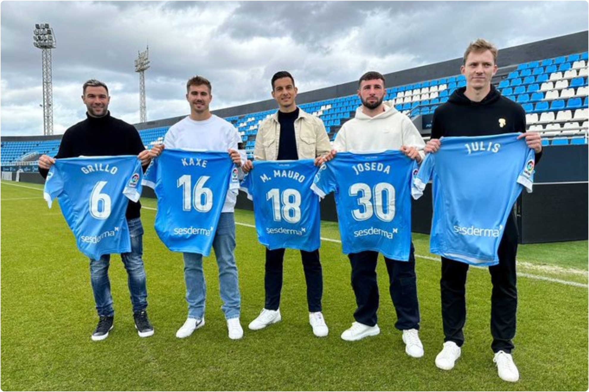 Los cinco nuevos jugadores de la UD Ibiza posan con la elásctica del club.
