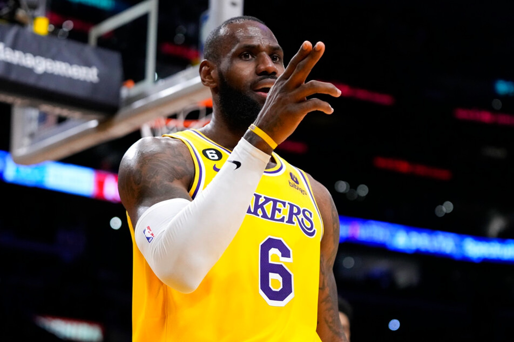 Los Angeles Lakers derrota 140-132 a los Houston Rockets con 48 puntos de LeBron | AP