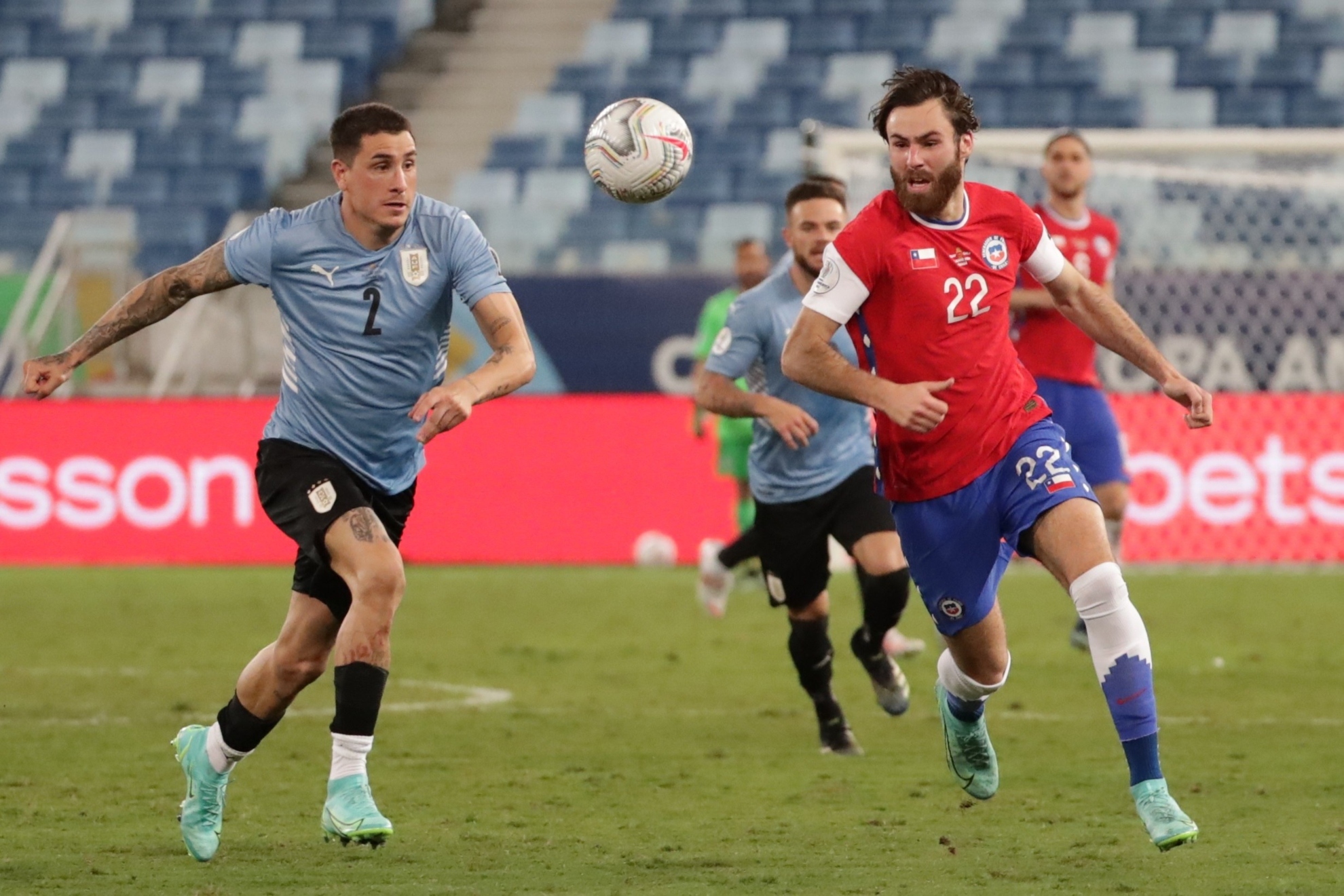 Ben Brereton (I) pelea un balón el uruguayo José María Giménez en un partido de la Coa América. | EFE