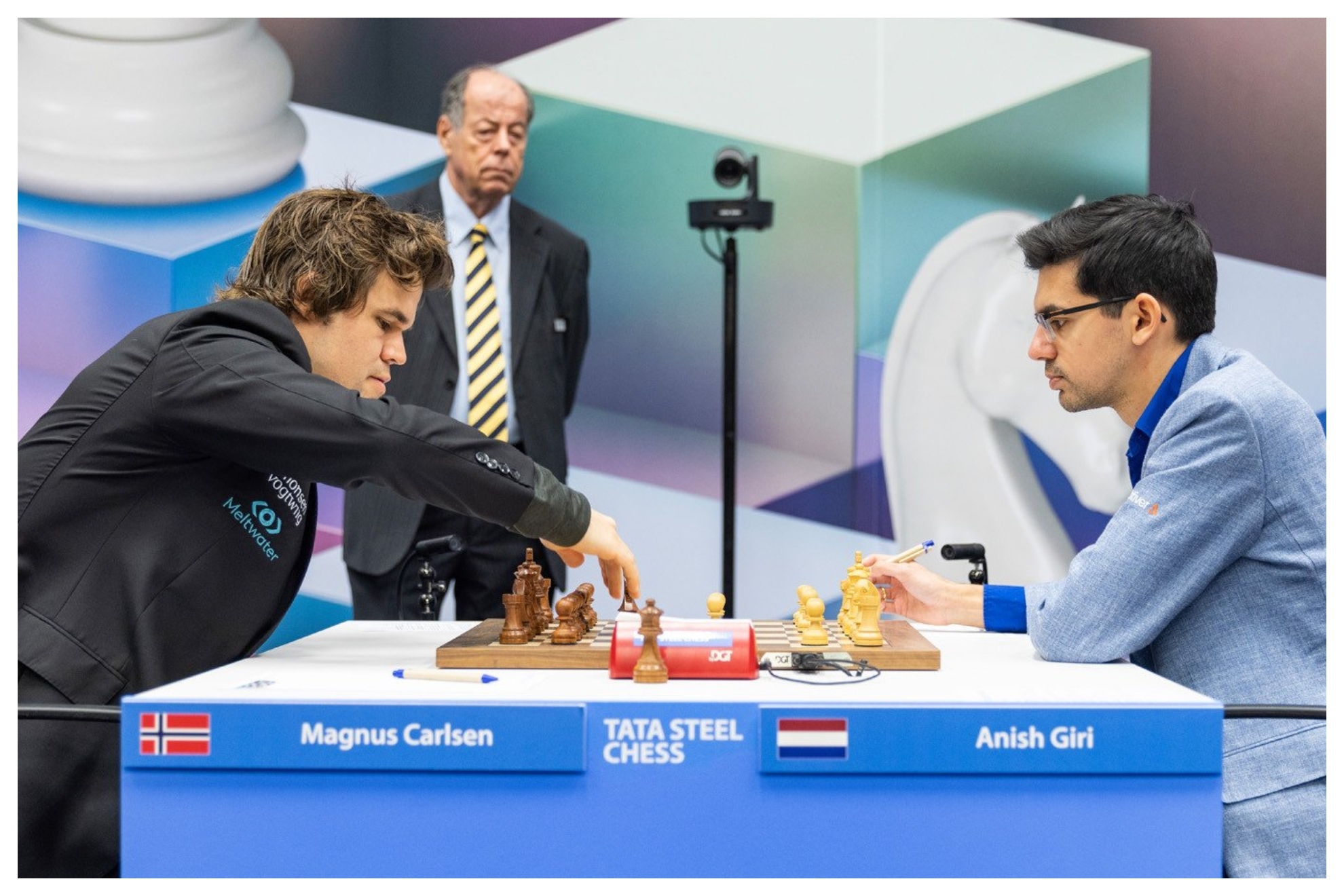 Instante de la partida entre Carlsen y Giri.