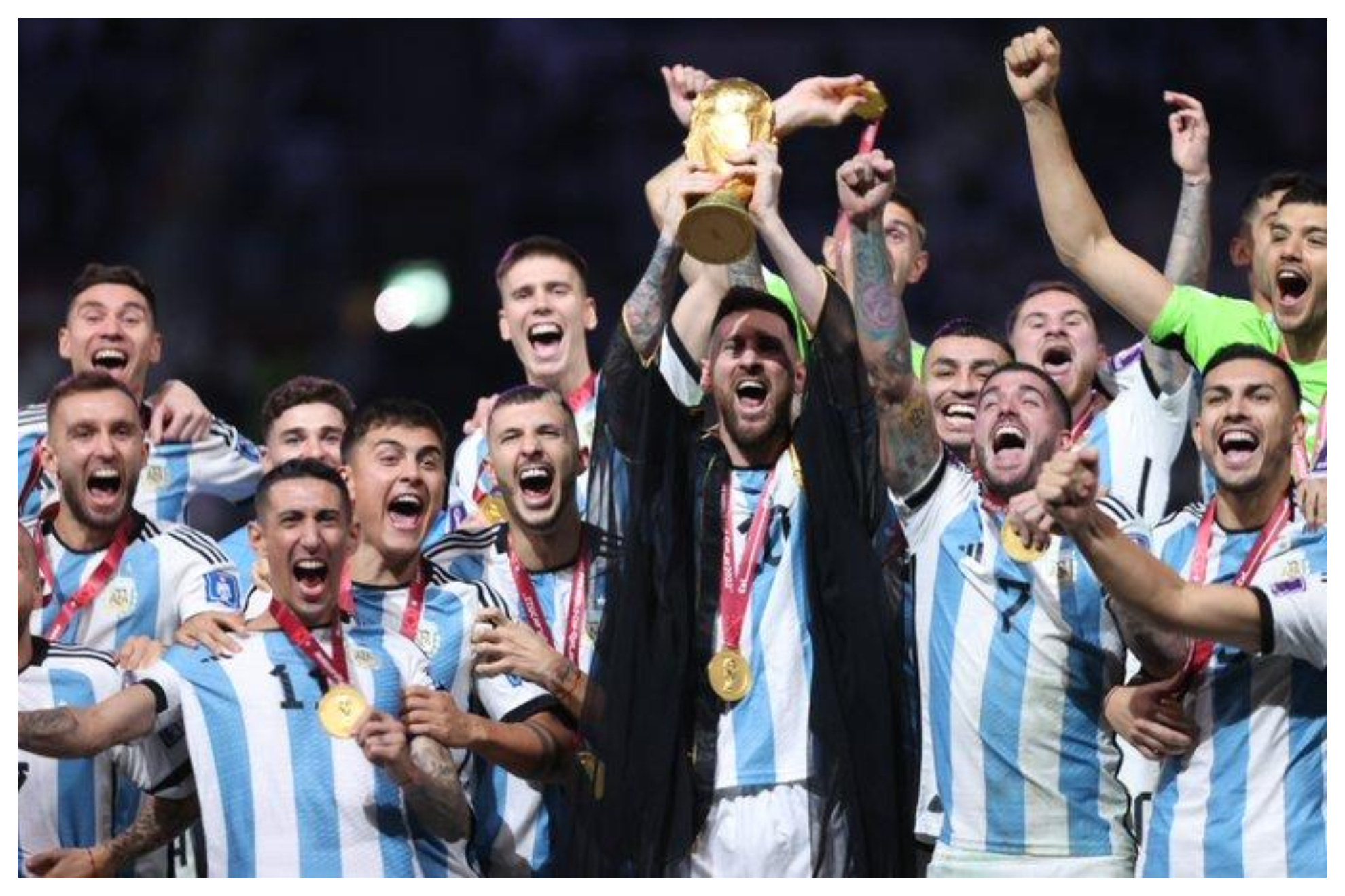 Messi levanta la Copa con la famosa capa qatarí.