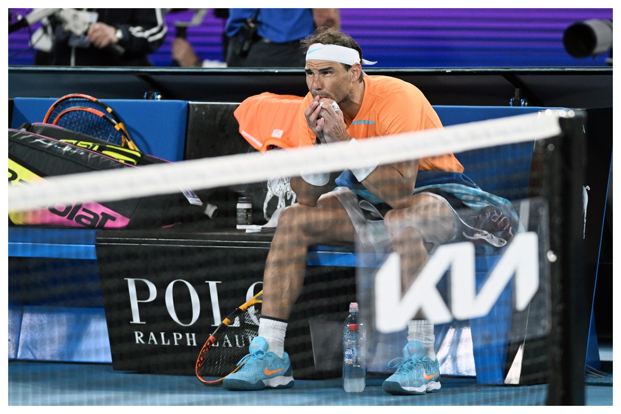 El tenista balear mostr signos de preocupacin y dolor por su lesin y derrota en la segunda ronda del Open de Australia.