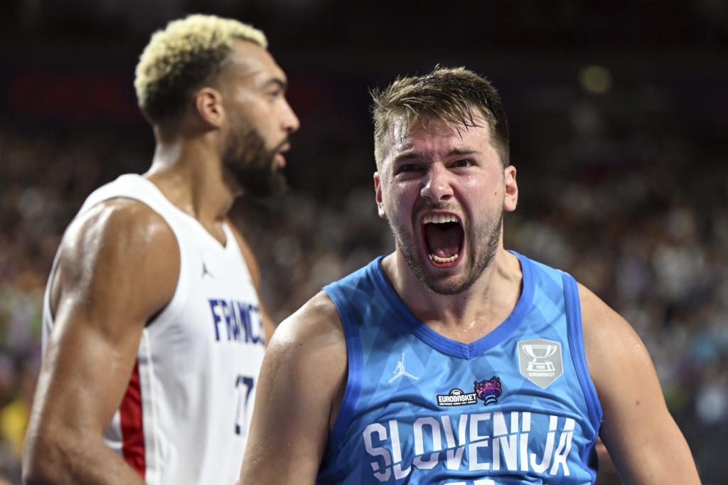 Luka Doncic celebra una canasta con Eslovenia ante Francia en el pasado EuroBasket.